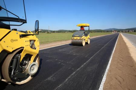ASFALTIRANJE KOLESARSKE POTI CERKNICA  DOLENJE JEZERO 01 FOTO LJUBO VUKELIČ
